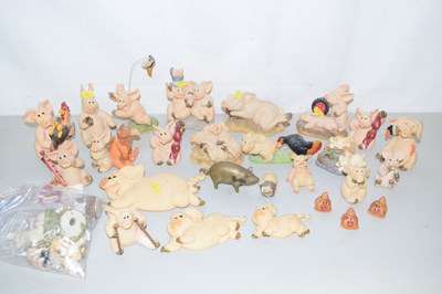 Lot 142 - A quantity of Piggin pig models and others