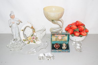 Lot 199 - Mixed Lot: Porcelain strawberry dish, various...