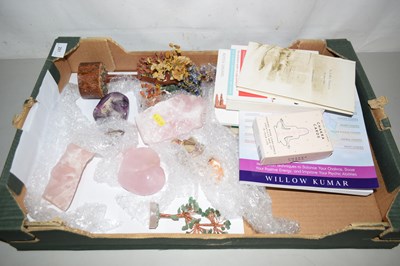 Lot 201 - Mixed Lot: Various mineral samples and books...