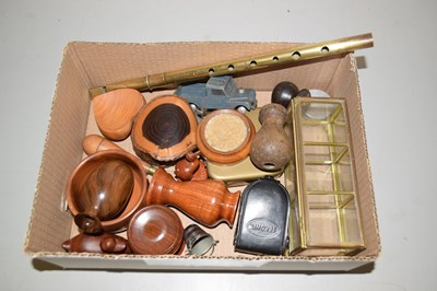 Lot 60 - Box of various wooden wares etc