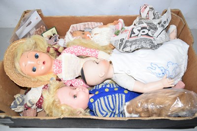 Lot 546 - Box of vintage dolls
