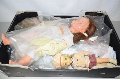 Lot 553 - Box of vintage dolls