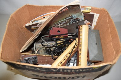 Lot 581 - Box containing various 00 gauge rolling stock