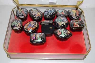 Lot 120 - A collection of Franklin Mint porcelain...