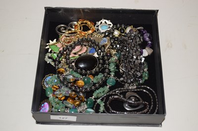 Lot 127 - A box of costume jewellery