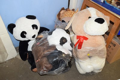Lot 570A - Quantity of large stuffed toys