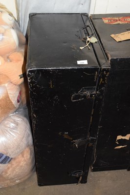 Lot 694 - A vintage travelling trunk