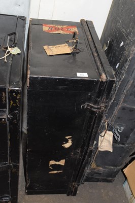 Lot 695 - A vintage travelling trunk