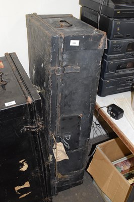 Lot 696 - A vintage travelling trunk
