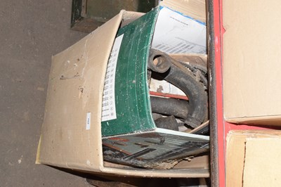 Lot 752 - A box containing various garage clearance