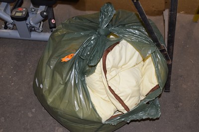 Lot 753 - Bag containing a quilt