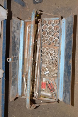 Lot 820 - A blue cantilever toolbox and contents