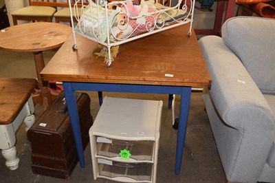 Lot 826 - An extending dining table