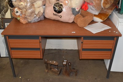 Lot 886 - A modern pedestal desk