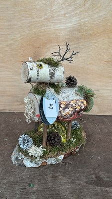 Lot 1042 - Deer birdfeeder