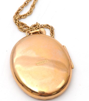 Lot 97 - A 9ct locket and chain, the oval locket with...