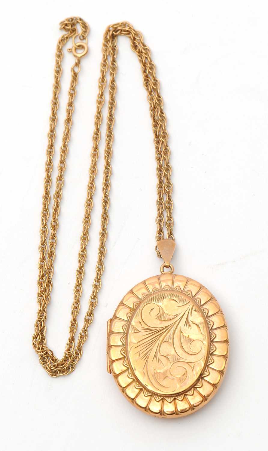 Lot 97 - A 9ct locket and chain, the oval locket with...