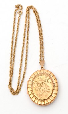 Lot 97 - A 9ct locket and chain, the oval locket with...