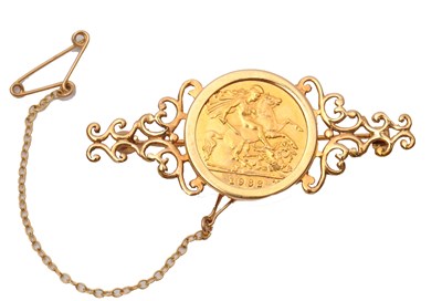 Lot 101 - A 9ct half sovereign brooch, the QEII 1982...