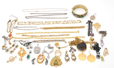 Lot 149 - A mixed lot of silver, silver gilt and costume...