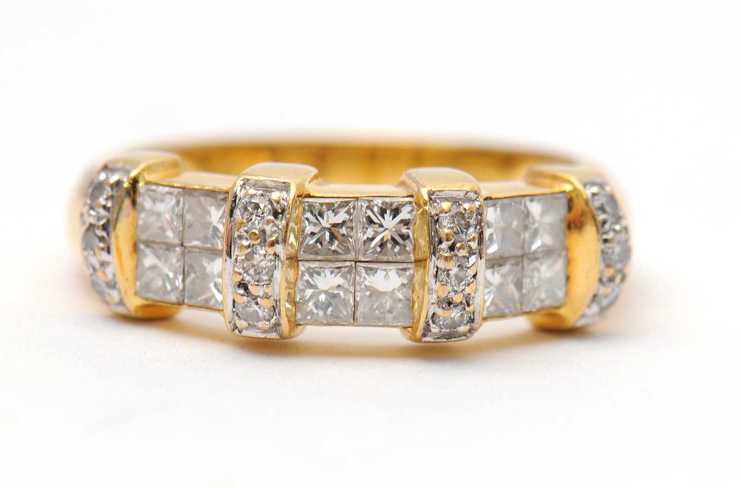 Lot 23 - An 18ct diamond ring, set with round brilliant...