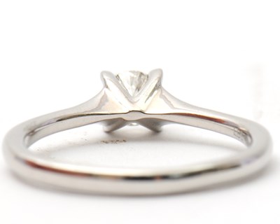 Lot 21 - A platinum diamond ring, with round brilliant...