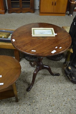 Lot 351 - GEORGIAN MAHOGANY CIRCULAR TOPPED TABLE RAISED...