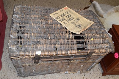 Lot 248 - Large vintage wicker hamper