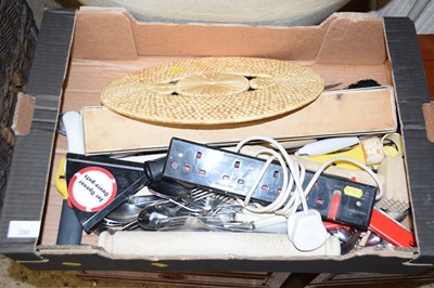 Lot 250 - Box of various assorted kitchen wares