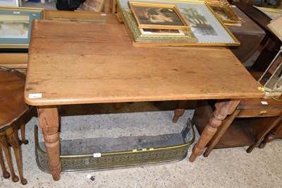 Lot 302 - A Victorian pine single drop leaf kitchen table