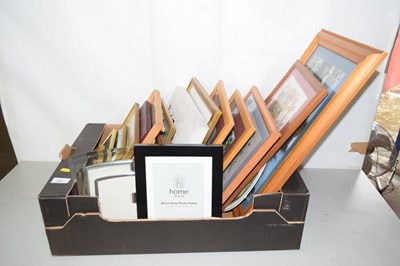Lot 521 - Box of various assorted pictures