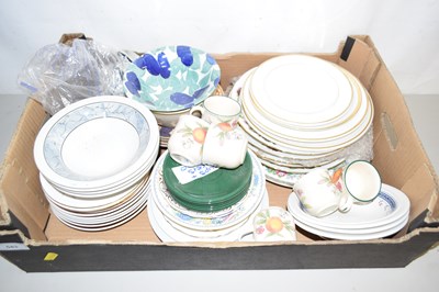 Lot 543 - A box of assorted dinner wares