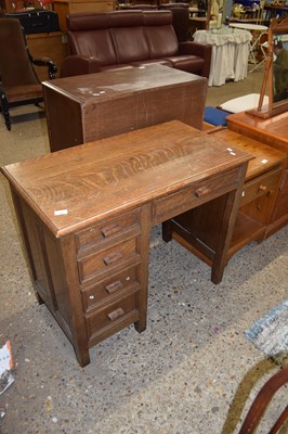 Lot 386 - EARLY 20TH CENTURY OAK SINGLE PEDESTAL OFFICE...