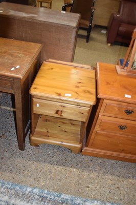 Lot 387 - MODERN PINE SINGLE DRAWER BEDSIDE CABINET