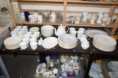 Lot 608 - A quantity of signature gold tea wares