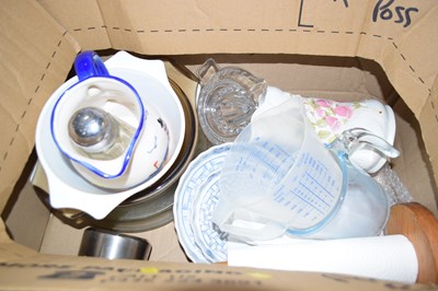 Lot 627 - Box of various assorted kitchen wares