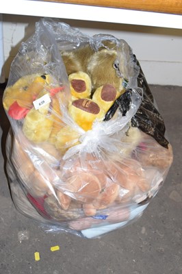 Lot 639 - Bag of assorted teddy bears
