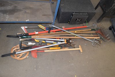 Lot 728 - Mixed Lot: Various assorted garden tools
