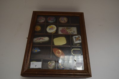 Lot 7 - SMALL DISPLAY CABINET CONTAINING VARIOUS...