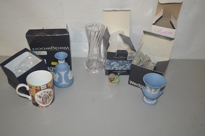 Lot 24 - Small group of glass and cermaic items,...