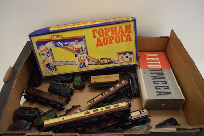 Lot 21 - BOX OF VARIOUS 00 GAUGE MODEL RAILWAY ITEMS TO...