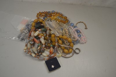 Lot 84 - Bag of costume jewellery