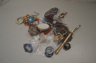 Lot 87 - Bag of costume jewellery