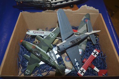 Lot 139 - Small box containing qty of military model...