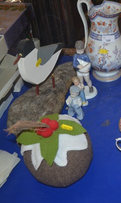 Lot 160 - Mixed lot of china wares, models of cats,...