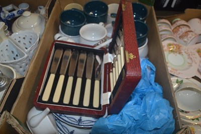Lot 173 - Box of ceramic items, bowls, plates together...