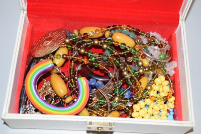 Lot 129 - A box of assorted costume jewellery