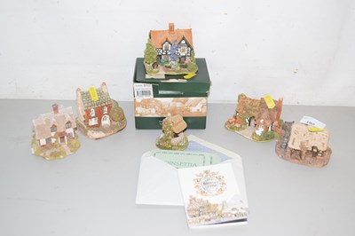 Lot 180 - A collection of Lilliput Lane cottages