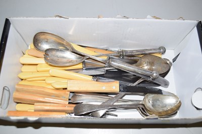 Lot 207 - A box of assorted cutlery