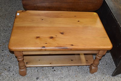 Lot 273 - A pine coffee table on turned legs